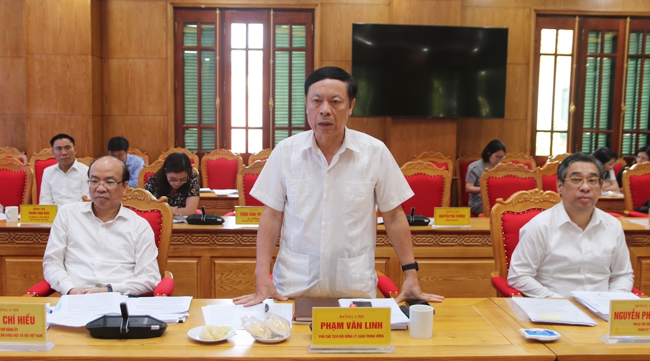 Đồng chí Phạm Văn Linh, Phó Chủ tịch Hội đồng Lý luận Trung ương, Thành viên Ban Chỉ đạo phát biểu.