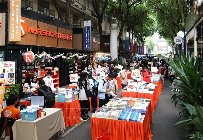 Đường sách Thành phố Hồ Chí Minh luôn thu hút đông đảo các bạn trẻ tới tham quan, tìm hiểu về sách. (Ảnh: Anh Tuấn/TTXVN)