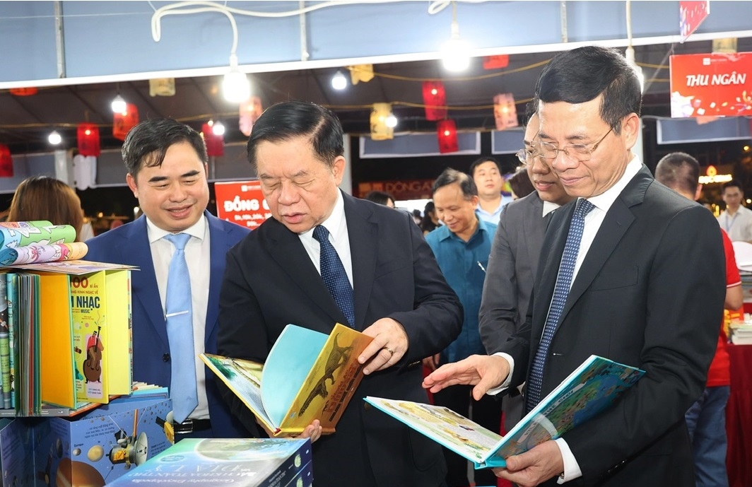 Các đồng chí lãnh đạo cùng đại biểu tham quan các gian trưng bày sách.