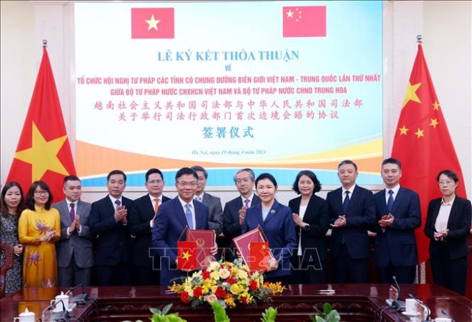 Bộ trưởng Tư pháp Lê Thành Long và Bộ trưởng Tư pháp Trung Quốc Hạ Vinh ký kết thoả thuận hợp tác về Tổ chức Hội nghị Tư pháp các tỉnh có chung đường biên giới Việt Nam - Trung Quốc lần thứ nhất. (Ảnh: TTXVN)