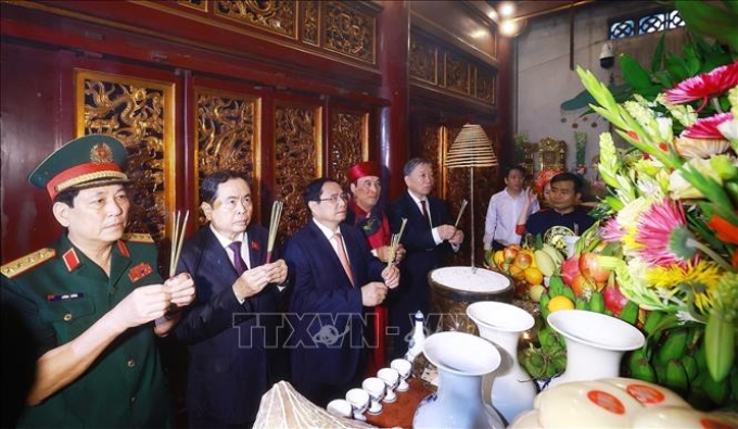 Thủ tướng Chính phủ Phạm Minh Chính cùng các đồng chí lãnh đạo dâng hương Giỗ Tổ Hùng Vương. (Ảnh: TTXVN)