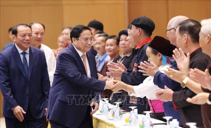 Thủ tướng Phạm Minh Chính với già làng, trưởng bản, nghệ nhân và người có uy tín tiêu biểu. (Ảnh: TTXVN)