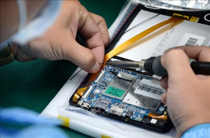 Sản xuất máy tính bảng “Made in Đà Nẵng” có tỉ lệ nội địa hóa gần 60% tại nhà máy Trung Nam EMS (khu Công nghệ Thông tin tập trung thành phố Đà Nẵng). (Ảnh: TTXVN)