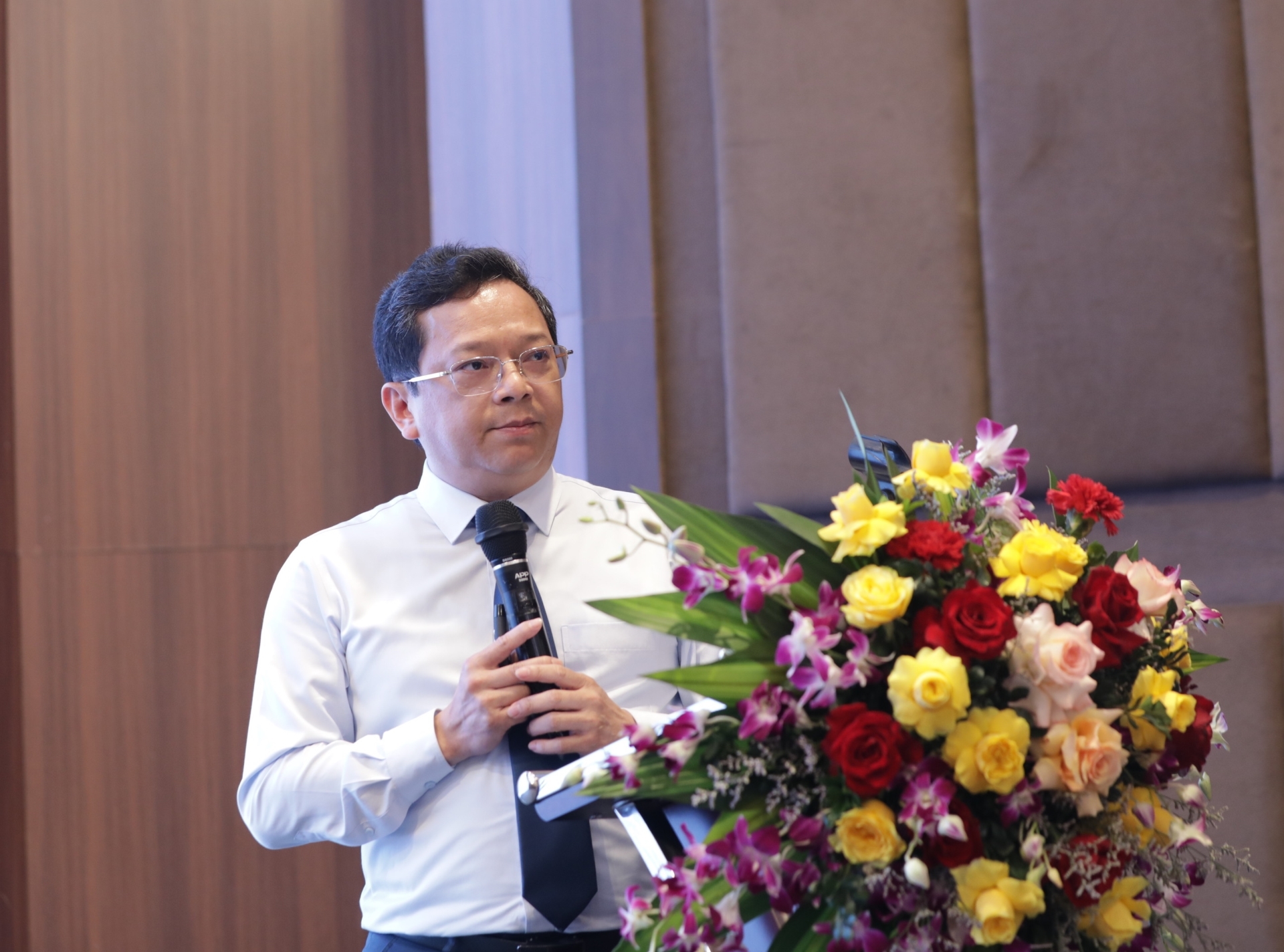 TS. Nguyễn Đức Hiển, Phó Trưởng ban Kinh tế Trung ương với tham luận 