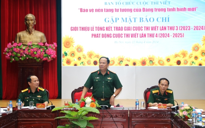 Thiếu tướng Đoàn Xuân Bộ, Tổng Biên tập Báo QĐND, đồng Trưởng Ban tổ chức Cuộc thi phát biểu tại chương trình.