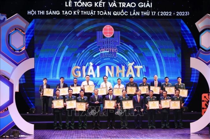 Chủ nhiệm Ủy ban Khoa học, Công nghệ và Môi trường của Quốc hội Lê Quang Huy và Chủ tịch Liên hiệp các Hội Khoa học và Kỹ thuật Việt Nam Phan Xuân Dũng trao giải Nhất cho các tác giả và nhóm tác giả đạt giải. Ảnh: Tuấn Anh/TTXVN
