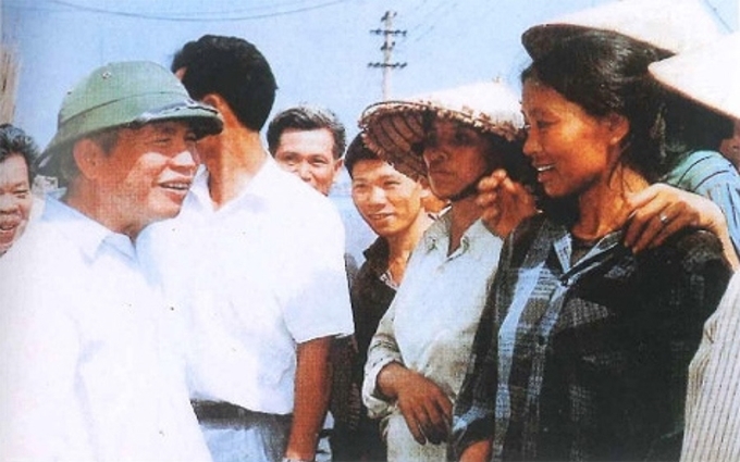 Đồng chí  Đào Duy Tùng thăm hỏi bà con nông dân.