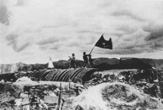 Ngày 7/5/1954, quân ta toàn thắng ở Điện Biên Phủ. Lá cờ quyết chiến quyết thắng của Chủ tịch Hồ Chí Minh tặng các đơn vị tham gia Chiến dịch Điện Biên Phủ tung bay trên nóc hầm chỉ huy của địch _ Ảnh: hochiminh.vn