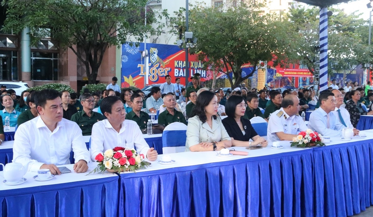 Các đại biểu tham dự Lễ khai mạc.