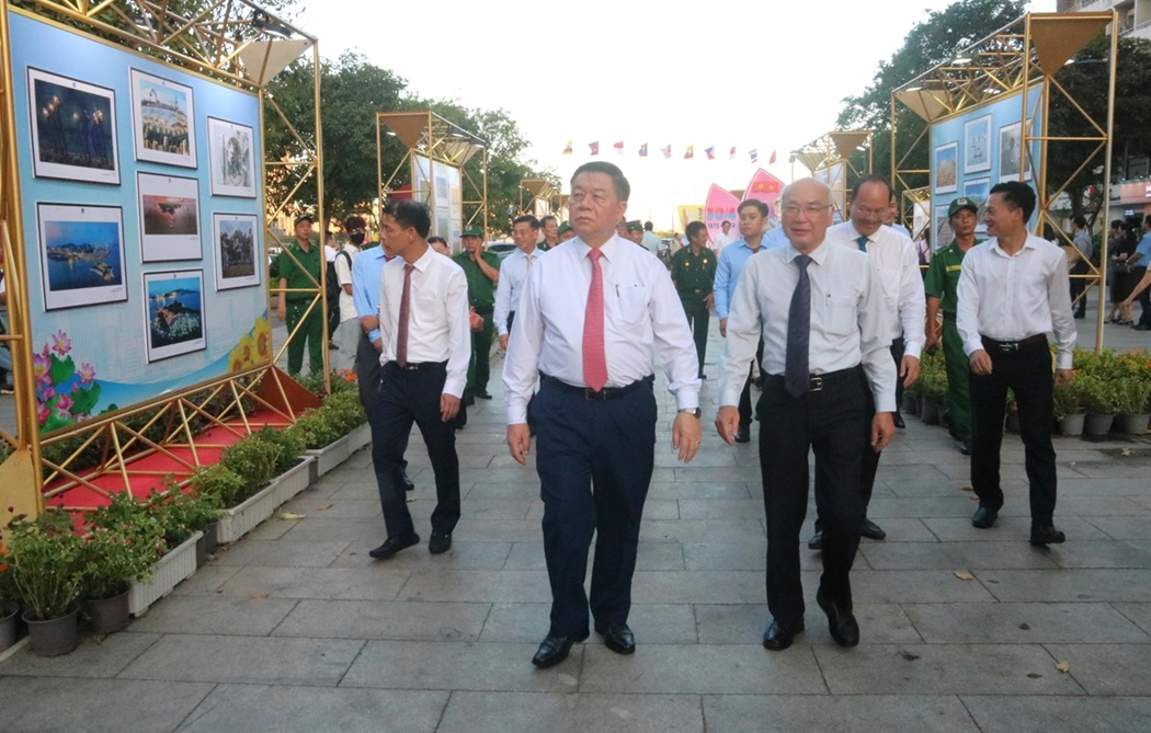 Đồng chí Nguyễn Trọng Nghĩa cùng các đại biểu tham quan Triển lãm.