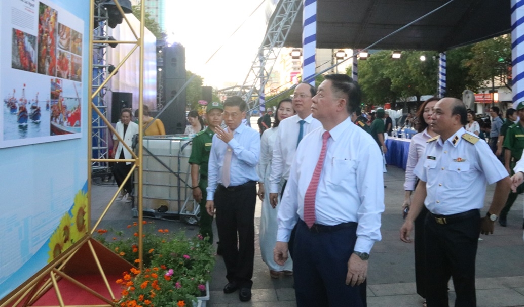 Đồng chí Nguyễn Trọng Nghĩa cùng các đại biểu tham quan Triển lãm.
