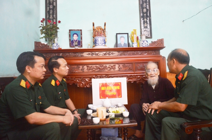 Chính ủy Bộ CHQS tỉnh Hoàng Nam Chung cùng các đồng chí trong đoàn lắng nghe tâm sự của cựu chiến sĩ Điện Biên. (Ảnh: baovinhphuc.com.vn) Chính ủy Bộ CHQS tỉnh Hoàng Nam Chung cùng các đồng chí trong đoàn lắng nghe tâm sự của cựu chiến sĩ Điện Biên. (Ảnh: baovinhphuc.com.vn)