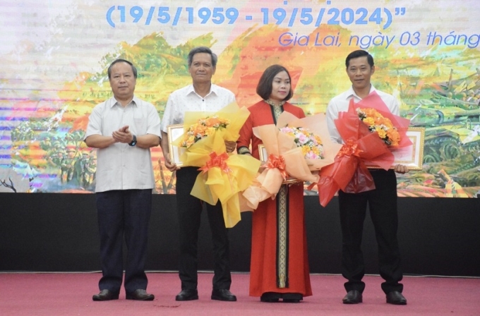 Phó Bí thư Thường trực Tỉnh ủy Châu Ngọc Tuấn trao giải nhất cho các tập thể xuất sắc.