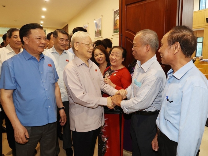 Tổng Bí thư Nguyễn Phú Trọng với các cử tri quận Đống Đa, Ba Đình và Hai Bà Trưng. (Ảnh: TTXVN)