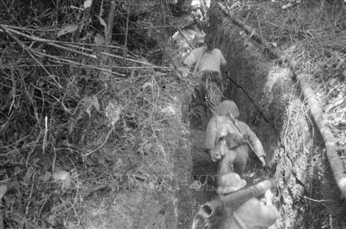 Lực lượng xung kích theo đường hào tiến sát các vị trí của địch trên đồi Him Lam và tiêu diệt cứ điểm quan trọng này ngay trong ngày mở màn chiến dịch 13/3/1954. (Ảnh: Tư liệu TTXVN)