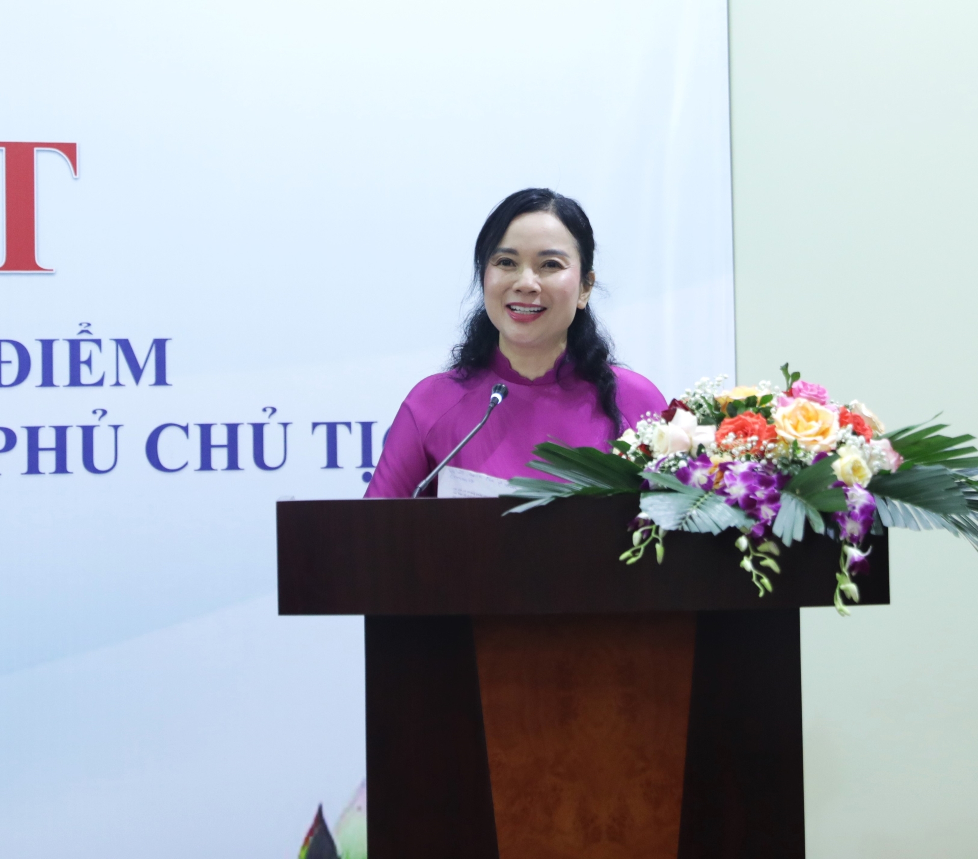 Đồng chí Lê Thị Phượng, Giám đốc Khu Di tích Chủ tịch Hồ Chí Minh tại Phủ Chủ tịch phát biểu khai mạc vòng chung kết hội thi.