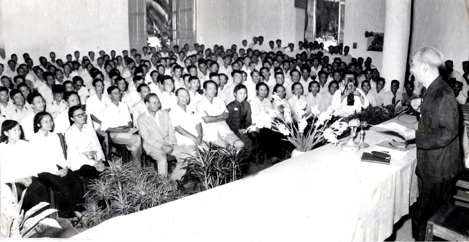 Tại Đại hội lần thứ III của Hội Nhà báo Việt Nam, Chủ tịch Hồ Chí Minh căn dặn: Cán bộ báo chí cũng là chiến sĩ cách mạng. Cây bút, trang giấy là vũ khí sắc bén (8/9/1962).