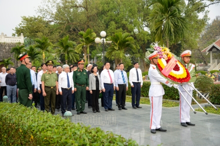 Đồng chí Trương Thị Mai, Ủy viên Bộ Chính trị, Thường trực Ban Bí thư, Trưởng Ban Tổ chức Trung ương và đoàn công tác vào viếng Nghĩa trang Liệt sĩ A1.