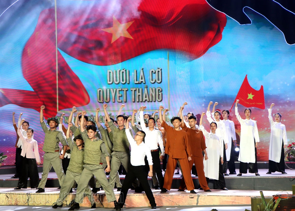 Tiết mục “Người Hà Nội” được biểu diễn tại điểm cầu Điện Biên.