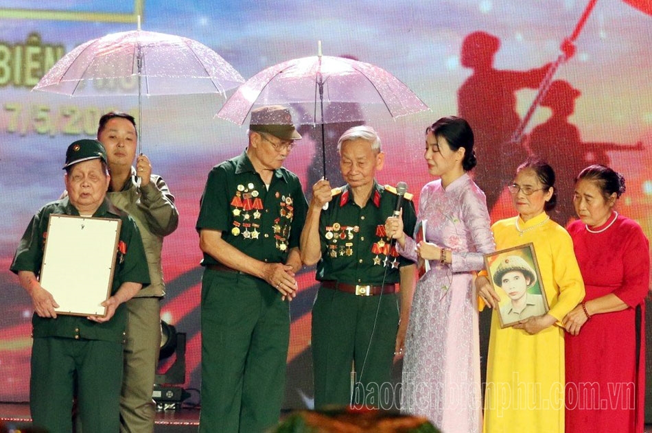 Phần giao lưu cùng các chiến sĩ Điện Biên.