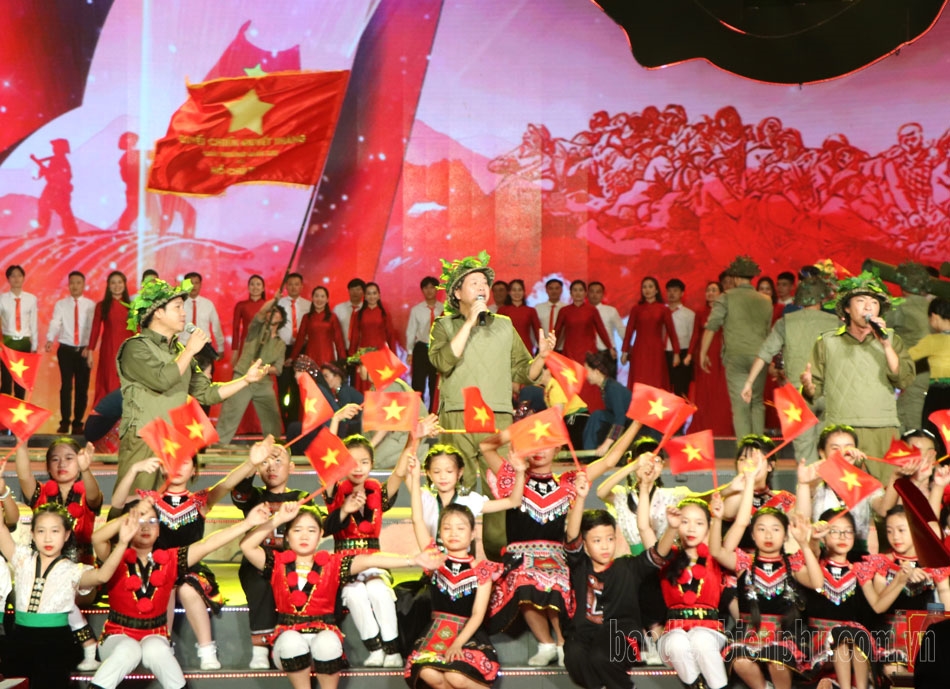 Các nghệ sĩ, diễn viên quần chúng biểu diễn bài hát “Chiến thắng Điện Biên”.