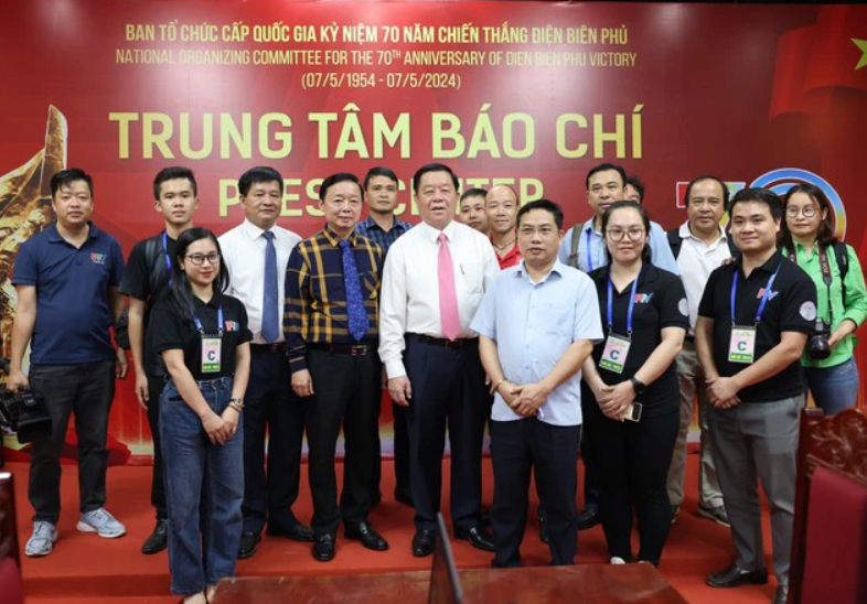 Bí thư Trung ương Đảng, Trưởng Ban Tuyên giáo Trung ương Nguyễn Trọng Nghĩa, Phó Thủ tướng Trần Hồng Hà và một số phóng viên đang tác nghiệp tại Trung tâm Báo chí