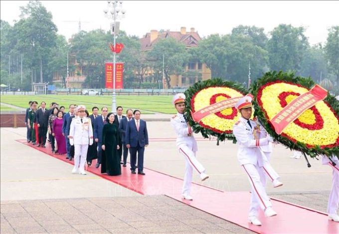 Đoàn đại biểu lãnh đạo, nguyên lãnh đạo Đảng, Nhà nước đến đặt vòng hoa và vào Lăng viếng Chủ tịch Hồ Chí Minh.