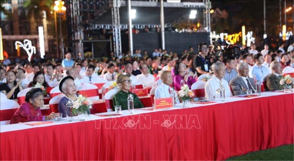 Các đại biểu tham dự chương trình tại điểm cầu Quảng trường Lam Sơn (TP. Thanh Hóa, tỉnh Thanh Hóa). Ảnh: Nguyễn Nam/TTXVN