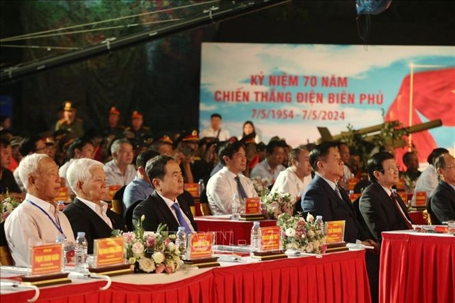 Các đồng chí lãnh đạo, nguyên lãnh đạo Đảng, Nhà nước dự chương trình tại điểm cầu thành phố Điện Biên Phủ, tỉnh Điện Biên. Ảnh: Tuấn Anh/TTXVN