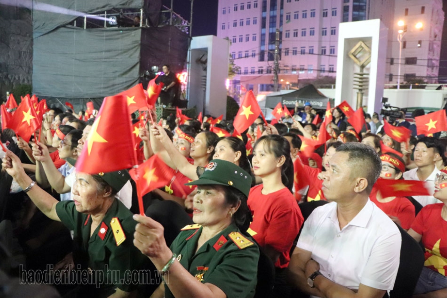 Khán giả phấn khởi tham dự cầu truyền hình “Dưới lá cờ Quyết thắng” tại điểm cầu Điện Biên.