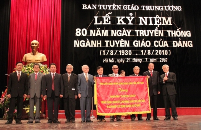 Chủ tịch Quốc hội Nguyễn Phú Trọng trao bức trướng của Ban Chấp hành Trung ương Đảng tặng ngành Tuyên giáo tại Lễ kỷ niệm 80 năm Ngày truyền thống ngành Tuyên giáo của Ðảng (1/8/1930- 1/8/2010). (Ảnh: Nhân Dân)