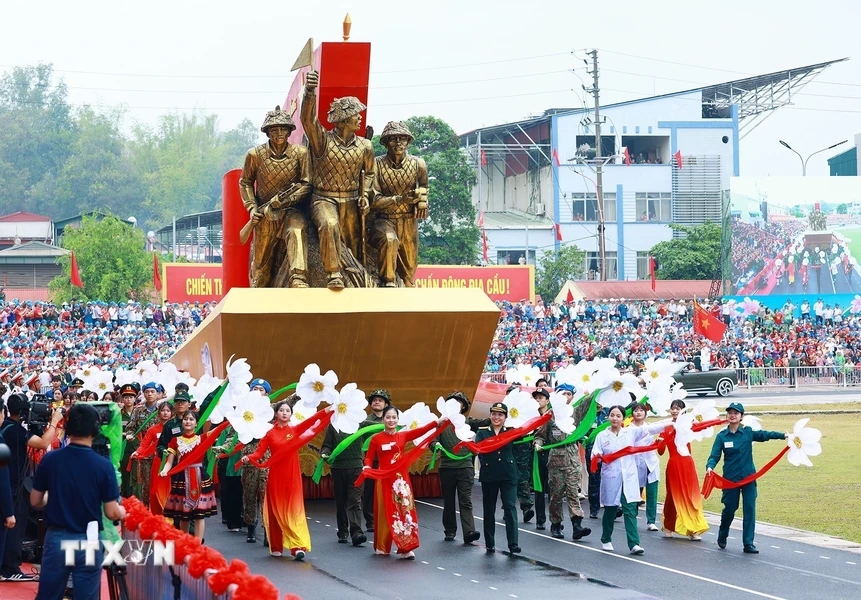 Khối Chiến sỹ Điện Biên diễu hành tại Lễ kỷ niệm 70 năm Chiến thắng Điện Biên Phủ. (Ảnh: Dương Giang/TTXVN)
