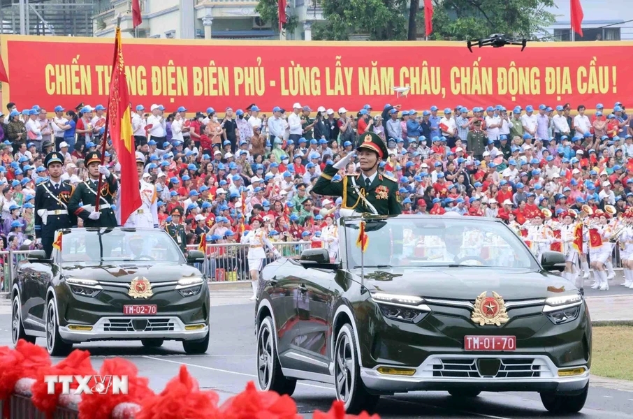 Trung tướng Nguyễn Trọng Bình, Phó Tổng Tham mưu trưởng Quân đội Nhân dân Việt Nam trên xe chỉ huy dẫn đầu đoàn diễu binh, diễu hành (Ảnh: Lâm Khánh/TTXVN)