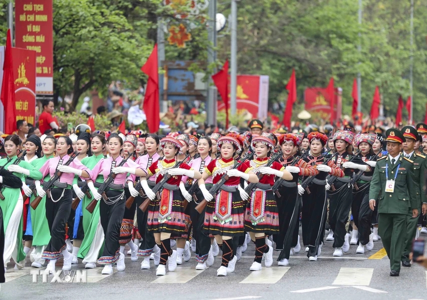Khối Nữ dân quân các dân tộc Tây Bắc diễu hành trên đường phố Điện Biên. (Ảnh: Xuân Tư/TTXVN)