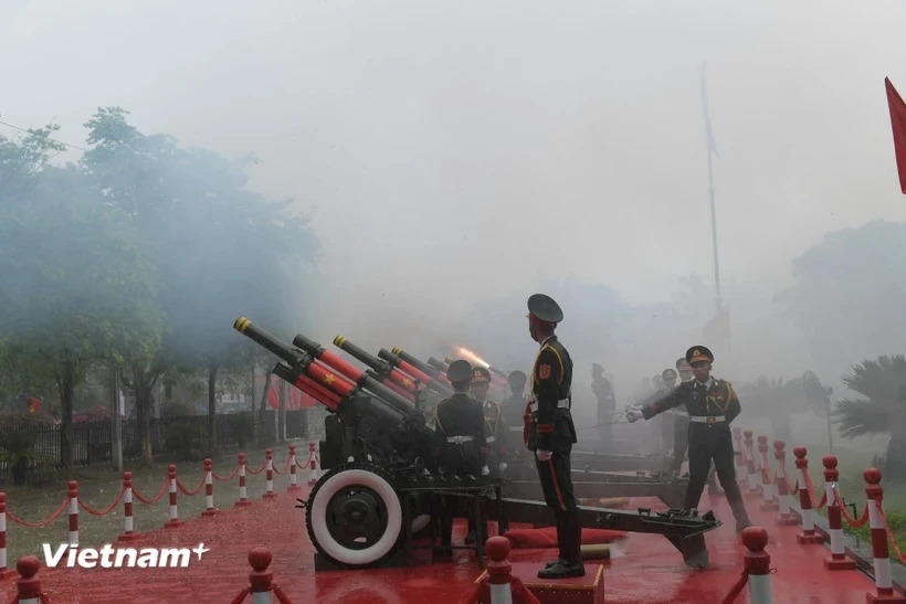 Đúng 7 giờ 45 sáng 7/5, Nghi lễ Chào cờ trang trọng diễn ra, màn pháo lễ nổ vang rền trên trời Điện Biên mở màn cho lễ kỷ niệm, diễu binh, diễu hành 70 năm Chiến thắng Điện Biên Phủ.
