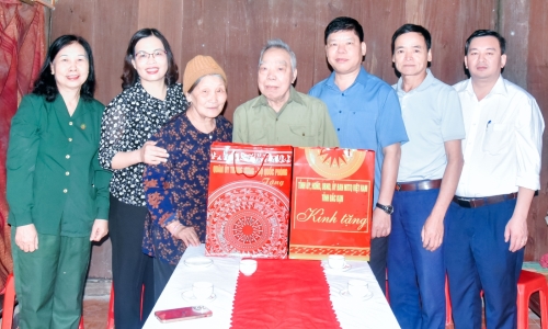 Trưởng ban Tuyên giáo Tỉnh ủy Bắc Kạn thăm, tặng quà chiến sĩ Điện Biên, thanh niên xung phong tại Na Rì