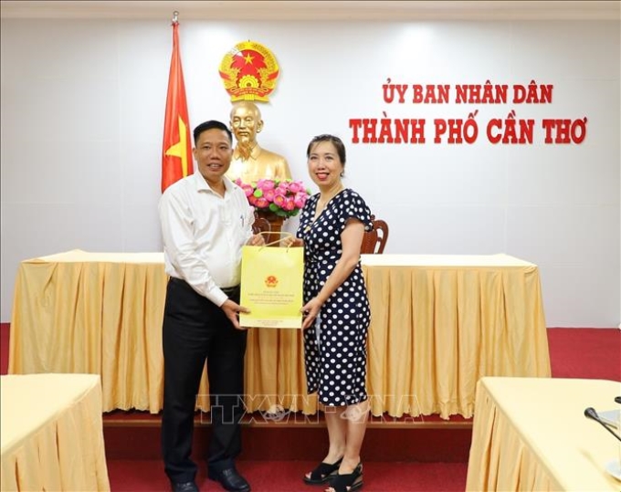 Đồng chí Nguyễn Thực Hiện, Phó Chủ tịch UBND thành phố Cần Thơ tiếp đoàn công tác Bộ Ngoại giao.