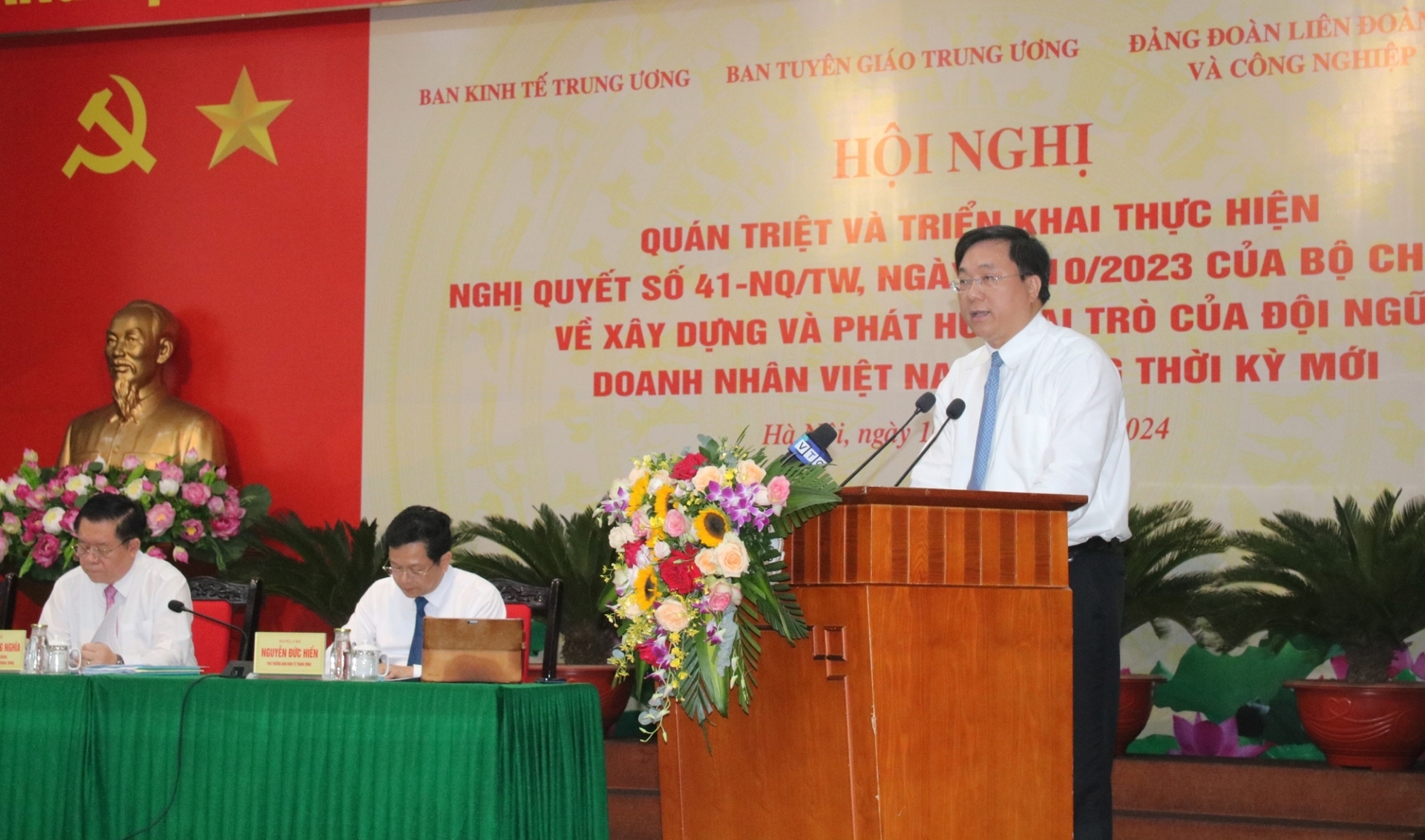 Đồng chí Trần Duy Đông, Thứ trưởng Bộ Kế hoạch và Đầu tư báo cáo Chương trình hành động của Chính phủ thực hiện Nghị quyết.