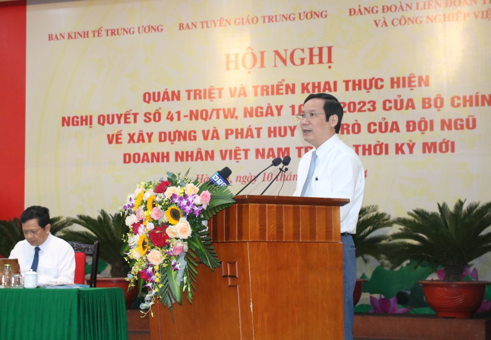 Đồng chí Phạm Tấn Công, Bí thư Đảng đoàn, Chủ tịch Liên đoàn Thương mại và Công nghiệp Việt Nam báo cáo Chương trình hành động của Đảng đoàn VCCI thực hiện Nghị quyết.