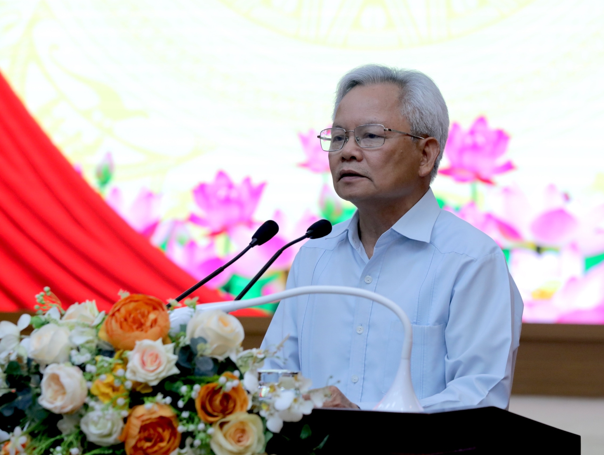 GS. TS Tạ Ngọc Tấn phát biểu tham luận tại hội thảo.