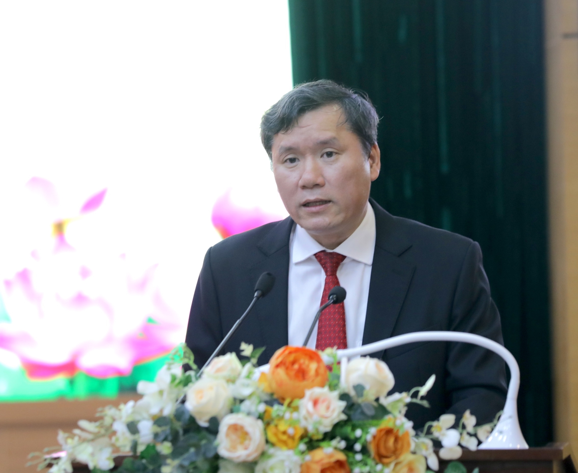 GS.TS Lê Văn Lợi, Phó Giám đốc Học viện Chính trị quốc gia Hồ Chí Minh phát biểu Đề dẫn tại hội thảo.
