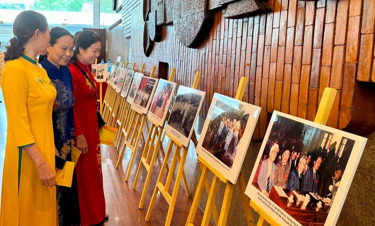 Đại biểu tham quan Triển lãm ảnh về cuộc đời hoạt động cách mạng của đồng chí Đào Duy Tùng trong khuôn khổ Lễ Kỷ niệm.