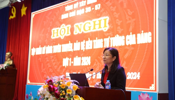 Đồng chí Nguyễn Thị Thu Cúc, Phó trưởng Ban Tuyên giáo Tỉnh uỷ Tây Ninh triển khai chuyên đề tại Hội nghị.