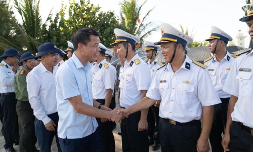 Phó Trưởng ban Tuyên giáo Trung ương Vũ Thanh Mai thăm chiến sỹ, nhân dân huyện đảo Trường Sa