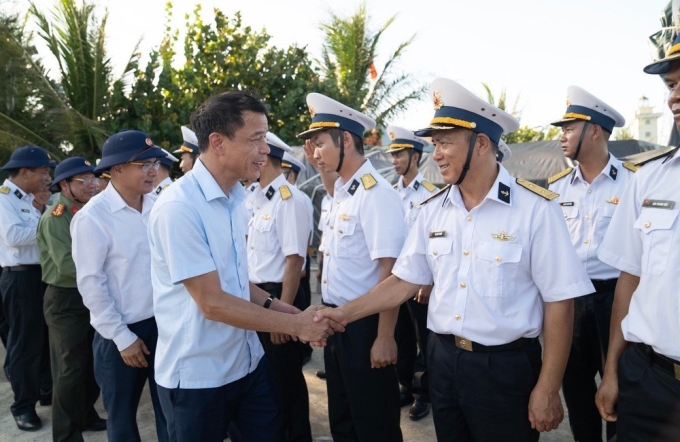 Đồng chí Vũ Thanh Mai, Phó Trưởng ban Tuyên giáo Trung ương động viên cán bộ, chiến sỹ đang làm nhiệm vụ trên đảo.