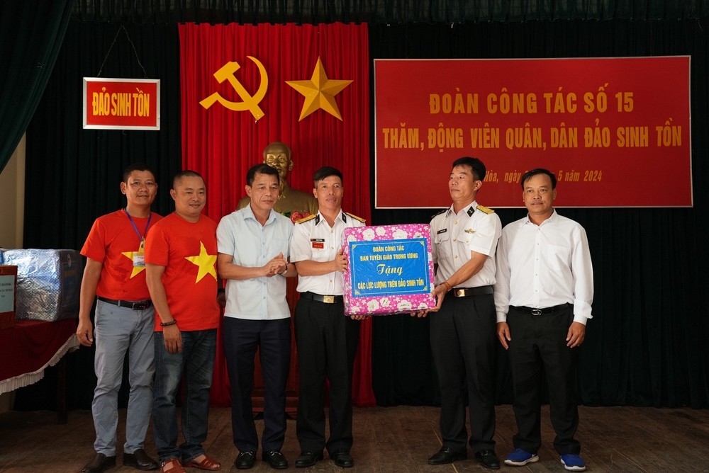 Đồng chí Vũ Thanh Mai, Phó Trưởng ban Tuyên giáo Trung ương và các đại biểu tặng quà, động viên cán bộ, chiến sỹ trên đảo Sinh Tồn.
