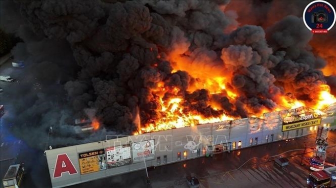 Ngọn lửa bùng phát tại Trung tâm thương mại ở số 44 Marywilska, Thủ đô Varsava, Ba Lan vào lúc 3 giờ 30 sáng 12/5. Ảnh: TTXVN phát