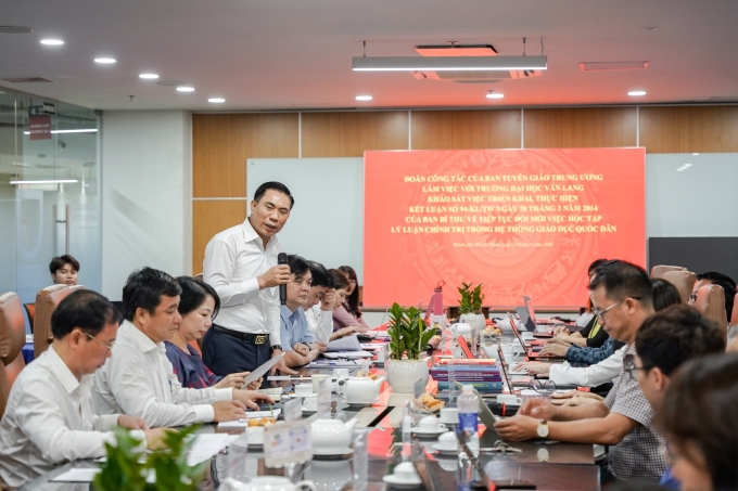 Đồng chí Đoàn Văn Báu phát biểu tại buổi làm việc với Đại học Văn Lang.