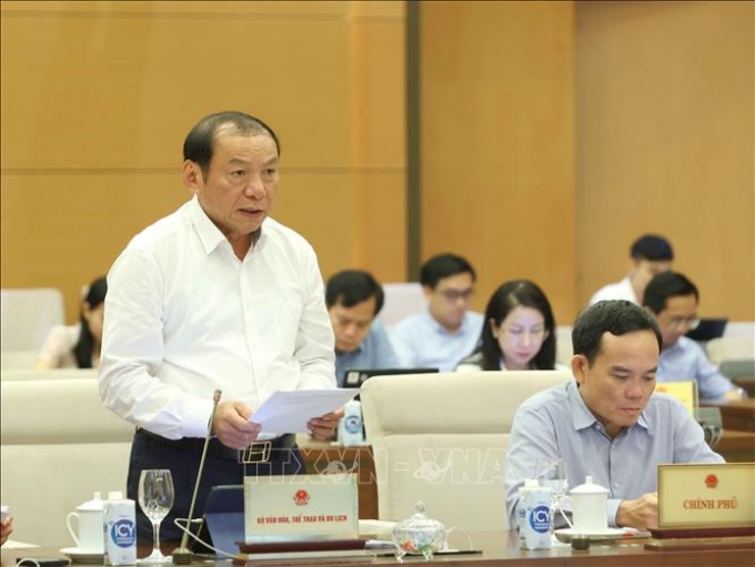 Bộ trưởng Bộ Văn hoá, Thể thao và Du lịch Nguyễn Văn Hùng trình bày Tờ trình chủ trương đầu tư Chương trình mục tiêu quốc gia về phát triển văn hoá giai đoạn 2025 - 2035. Ảnh: Phương Hoa/TTXVN