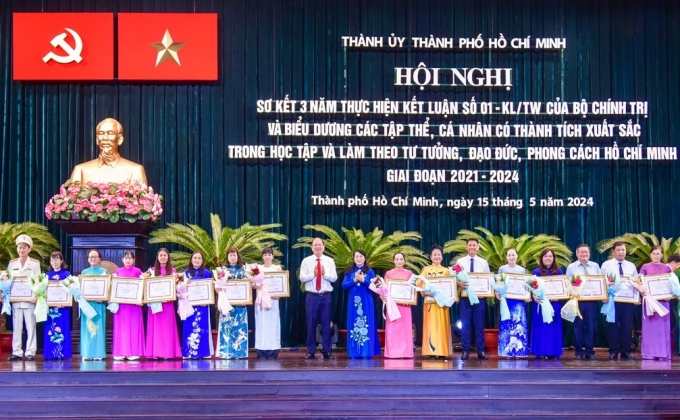 Đồng chí Nguyễn Hồ Hải, Phó Bí thư Thường trực Thành ủy Thành phố Hồ Chí Minh chú mừng các gương tiêu biểu trong học tập và làm theo tư tưởng, đạo đức, phong cách Hồ Chí Minh giai đoạn 2021-2024.